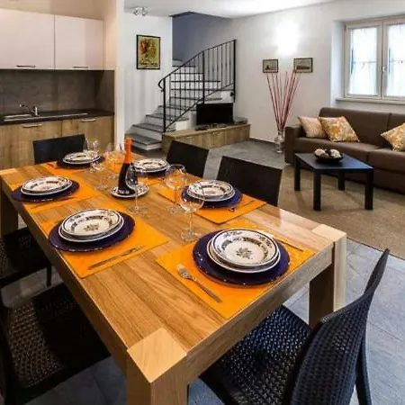 Sleeps 6 Air Con Casa vacanze Lenno