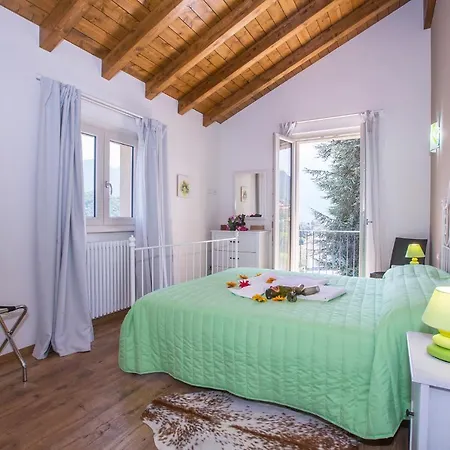 Sleeps 6 Air Con Casa vacanze Lenno