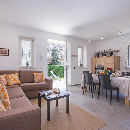 Sleeps 6 Air Con Casa vacanze Lenno